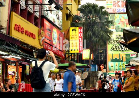 Eine hell erleuchtete Straße in Kuala Lumpurs Chinatown. Stockfoto