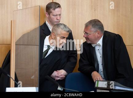 27. Juli 2020, Hessen, Frankfurt/Main: Der Hauptangeklagte im Mordfall Lübcke, Stephan Ernst (M), spricht mit seinen Anwälten Mustafa Kaplan (l.) und Frank Hannig am Oberlandesgericht. Ernst soll vor einem Jahr auf seiner Terrasse den nordhessischen Landrat Lübcke erschossen haben, weil der CDU-Politiker für Flüchtlinge geworben habe. Foto: Thomas Kienzle/AFP-Pool/dpa Stockfoto