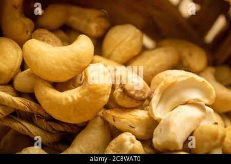 Cashew Nüsse verstreut Oberflächenstruktur. Nahaufnahme Stockfoto