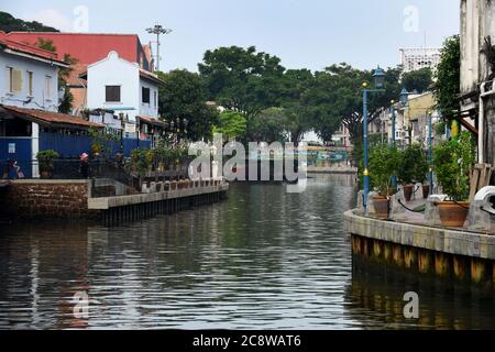 Alte Gebäude liegen am Malacca Fluss in Malacca's Old Quarter, Malacca, Malaysia Stockfoto