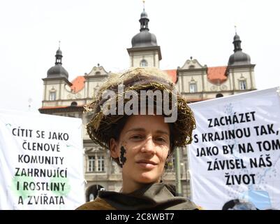 Hunderte von Menschen protestierten heute, am Montag, den 26. Juli 2020, bei einer Kundgebung auf dem Prager Malostranske namesti-Platz gegen die von Rednern als unzureichend bezeichneten Schritte der Regierung zum Schutz und zur Wiederbelebung der tschechischen Landschaft und der Klimakrise. Die Demonstration wurde von fast 30 Verbänden durchgeführt, die sich mit ökologischen, Umwelt- und Klimathemen auf globaler, nationaler und lokaler Ebene beschäftigen. Die Redner forderten die Regierung auf, sich radikaler mit den betreffenden Themen zu befassen. Nachdem die Reden gehalten wurden, machten sich die Demonstranten auf einen marsch über das Mittelmeer Stockfoto