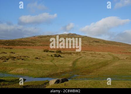 Blick auf Cox Tor von Whitchurch Allgemein nach heftigen Regenfällen im Herbst, Dartmoor National Park, Devon, England Stockfoto