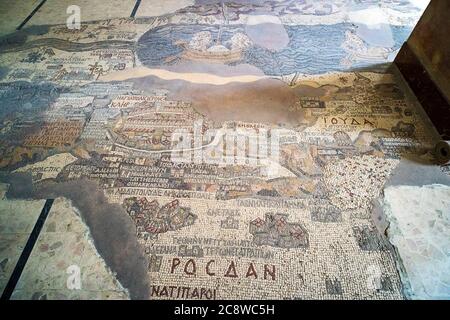 Jordanien. Madaba, biblische Medeba - St. George's Church. Fragment der ältesten Bodenmosaikkarte des Heiligen Landes - der Jordan und das Tote Meer Stockfoto