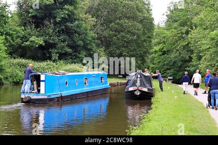 Zwei Kanal schmalen Bootspass zwischen Schleusen 5 und 4 auf der Marple Flug Schleusen auf dem Peak Forest Kanal, eine geht bergab, eine kommt bergauf. Stockfoto