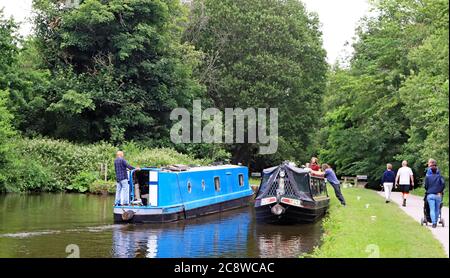 Zwei Kanal schmalen Bootspass zwischen Schleusen 5 und 4 auf der Marple Flug Schleusen auf dem Peak Forest Kanal, eine geht bergab, eine kommt bergauf. Stockfoto