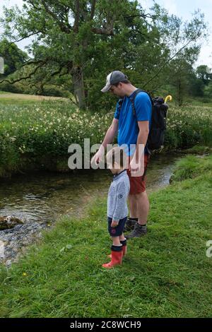 Vater und Sohn verbinden sich in den Yorkshire Dales, Großbritannien. Stockfoto