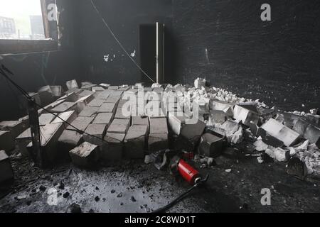 Ballenstedt, Deutschland. Juli 2020. Blick in die Diskothek Mirage, wo das Feuer eine Fassade teilweise beschädigt hat. In Ballenstedt (Landkreis Harz) ist auf dem Gelände eines Kautschukherstellers ein Großbrand ausgebrochen. In der Zwischenzeit war der Rauch so dick, dass die Bewohner ihre Fenster und Türen schließen mussten. Das Feuer drohte, auf angrenzende Gebäude überzugreifen. Zwei Lagerhäuser wurden teilweise durch die intensive Hitze auf der façade beschädigt. Quelle: Matthias Bein/dpa-Zentralbild/ZB/dpa/Alamy Live News Stockfoto