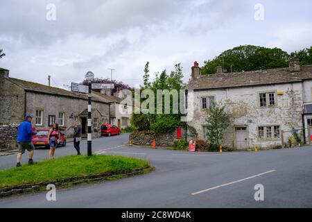 Besucher im hübschen Dorf Malham in den North Yorkshire Dales, Großbritannien. Stockfoto