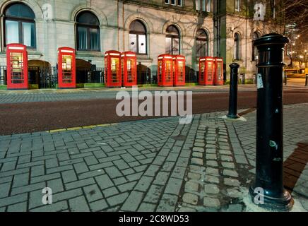 Reihe von traditionellen roten Telefonzellen in Preston, Lancashire, Großbritannien. Stockfoto