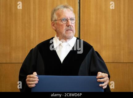 27. Juli 2020, Hessen, Frankfurt/Main: Thomas Sagebiel, Vorsitzender des Prozesses gegen die Ermordung des Politikers Lübcke, steht im Gerichtssaal des Oberlandesgerichts. Der Hauptangeklagte im Mordfall Lübcke soll vor einem Jahr auf seiner Terrasse den nordhessischen Landrat Lübcke erschossen haben, weil der CDU-Politiker sich für Flüchtlinge eingesetzt hatte. Foto: Thomas Kienzle/AFP-Pool/dpa Stockfoto