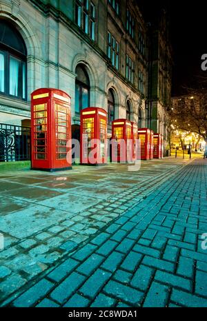 Reihe von traditionellen roten Telefonzellen in Preston, Lancashire, Großbritannien. Stockfoto