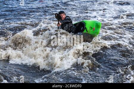 Ein Mann im Kajak im Tees Barrage International White Water Center in Stockton on Tees, England, Großbritannien Stockfoto