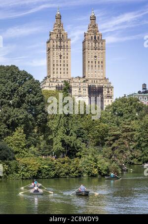 Der Central Park in New York ist einer der berühmtesten Stadtparks der Welt. Auf der Westseite sehen Sie die beiden Wohntürme des Luxus-Apartmenthauses San Remo (fertiggestellt 1930). (21. September 2019) weltweit verwendet Stockfoto