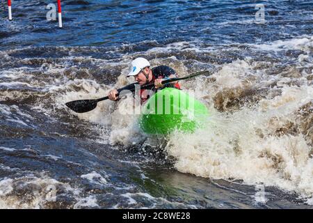 Ein Mann im Kajak im Tees Barrage International White Water Center in Stockton on Tees, England, Großbritannien Stockfoto