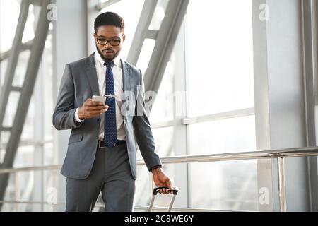 Businessman Texting Auf Smartphone In Flughafen Indoor Machen Geschäftsreise Stockfoto