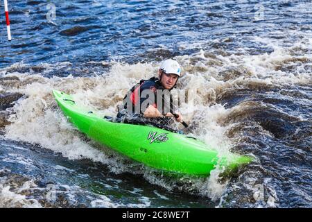 Ein Mann im Kajak im Tees Barrage International White Water Center in Stockton on Tees, England, Großbritannien Stockfoto