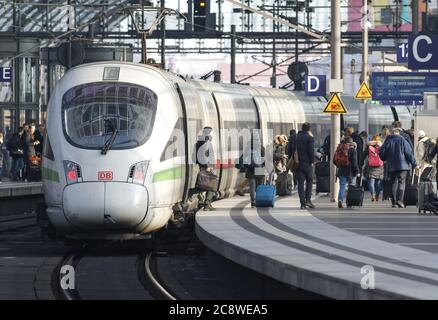 Ein ICE 3 der Deutschen Bahn am Berliner Hauptbahnhof.in den kommenden 10 Jahren werden 86 Millionen Euro in das deutsche Schienennetz der Deutschen Bahn investiert. Weltweit eingesetzt Stockfoto