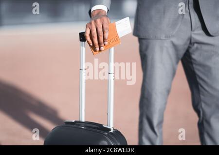 Unerkennbarer Geschäftsmann, Der Koffer, Pass Und Flugtickets Hält, Die Draußen Stehen Stockfoto