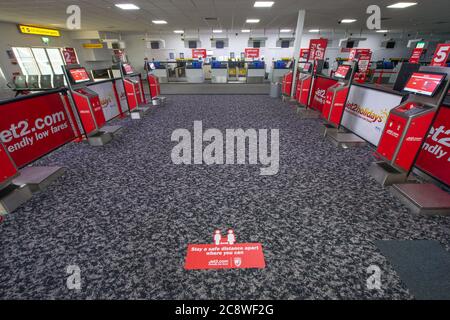 Glasgow, Schottland, Großbritannien. Juli 2020. Im Bild: Im Terminal 2 des Flughafens Glasgow, von wo aus die Billiganbieter Jet2 Airlines und Jet2 Holidays operieren. Heute sind bereits Flüge gestartet und später werden heute weitere Flüge nach Teneriffa geplant. Ansichten des Flughafens Glasgow, nachdem die schottische Regierung heute Morgen ab 00:01 Uhr bekannt gegeben hatte, dass alle Flüge nach Schottland von Spanien aus eine 14-tägige Quarantäne benötigen würden. Jet2 Airlines fliegen trotz der neuen Reisebeschränkungen immer noch nach Spanien. Quelle: Colin Fisher/Alamy Live News Stockfoto