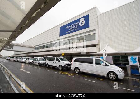 Glasgow, Schottland, Großbritannien. Juli 2020. Im Bild: Vor dem Hauptterminal 1 des Flughafens Glasgow stehen die Taxis Schlange. Ansichten des Flughafens Glasgow, nachdem die schottische Regierung heute Morgen ab 00:01 Uhr bekannt gegeben hatte, dass alle Flüge nach Schottland von Spanien aus eine 14-tägige Quarantäne benötigen würden. Jet2 Airlines fliegen trotz der neuen Reisebeschränkungen immer noch nach Spanien. Quelle: Colin Fisher/Alamy Live News Stockfoto