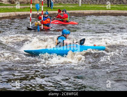 Ein Mann im Kajak im Tees Barrage International White Water Center in Stockton on Tees, England, Großbritannien Stockfoto