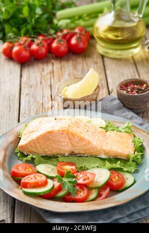 Dampf Lachs und Gemüse, Paleo, Keto, fodmap-Diät. Seitenansicht, vertikal Stockfoto