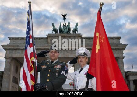 Schauspieler in amerikanischer und ostdeutscher Militäruniform posieren für Touristen vor dem Brandenburger Tor, Berlin, Deutschland. Weltweit eingesetzt Stockfoto