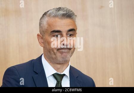 27. Juli 2020, Hessen, Frankfurt/Main: Mustafa Kaplan, Anwalt des Hauptbeklagten im Berufungsgericht. Der Hauptangeklagte Stephan Ernst soll vor einem Jahr auf seiner Terrasse den nordhessischen Landrat Lübcke erschossen haben, weil der CDU-Politiker Flüchtlinge befürwortet hatte. Foto: Thomas Kienzle/AFP-Pool/dpa - ACHTUNG: Person wurde aus rechtlichen Gründen verpixelt Stockfoto