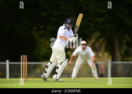 Ein Cricketspieler entscheidet, ob er während eines Cricket-Spiels in Victoria, Australien, als Feldspieler zuschaut Stockfoto