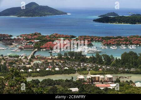 Eden Island, Eden Plaza und Marina, Kunden in gehobenen Shopping-Komplex Central Courtyard Victoria, Mahé Island, Seychellen - Nutzung weltweit Stockfoto