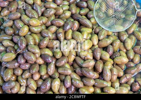 Natürliche Oliven auf Bauernmarktstand. Stockfoto