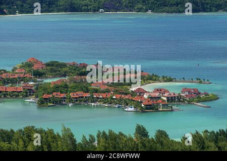 Eden Island, Eden Plaza und Marina, Kunden in gehobenen Shopping-Komplex Central Courtyard Victoria, Mahé Island, Seychellen - Nutzung weltweit Stockfoto