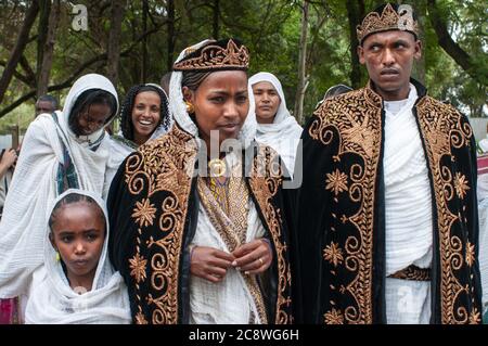 Hochzeit in der Kirche der heiligen Maria von Zion in Aksum oder Axum in Äthiopien. Einige Grooms wollen in der modernen Kirche der Heiligen Maria von Zion heiraten. Die Kirche der Heiligen Maria von Zion befindet sich in Aksum, (Äthiopien). Es gehört zum koptischen Patriarchat von Äthiopien, einem der Patriarchate der koptischen Kirche. Der Überlieferung nach wird die Bundeslade, die dort angeblich von Menelik I., dem Sohn Salomos, deponiert wurde, in dieser Basilika bewahrt, obwohl sie nicht vollständig gesichert werden kann, da eine ganze Diskussion über ihren genauen Standort geführt wird, Aber die Theorie, die in der Kirche von Santa Maria de Sion ist Stockfoto