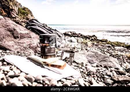 Kochen in freier Wildbahn. Tee am Strand zubereiten. Nahaufnahme. Low-Taste. Stockfoto