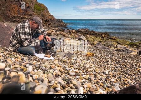Kochen in freier Wildbahn. Tee am Strand zubereiten. Stockfoto