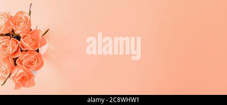 Kreative Draufsicht flach legen frisch Koralle rosa Rosen Blumenstrauß kopieren Raum Pastell Papier Hintergrund Minimalismus Stil. Vorlage feminine Blog Social Media Hol Stockfoto