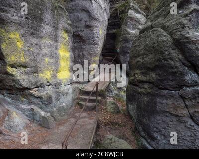 Schmaler Wanderweg tritt zwischen Sandsteinfelsen auf Kyjovska skalni stezka in der Böhmischen Sächsischen Schweiz, Kyjov tschechien Stockfoto