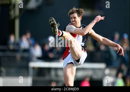 Der Spieler Stephen Murray aus der Region Victorian Saints lässt sich im GVFL mit einem Torschuss gegen Mansfield Eagles zerreißen. Stockfoto