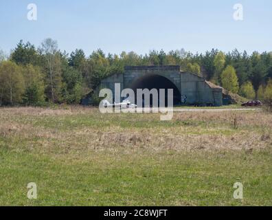 Tschechische Republik, Ralsko, 26. April 2019: Ehemalige sowjetische Armee Betonunterstand, diente als Hangar auf Flughafen bei früheren militärischen Ausbildung in der Gegend Stockfoto