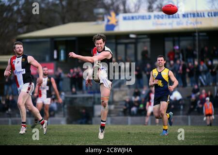 Der Spieler Stephen Murray aus der Region Victorian Saints lässt sich mit einem Torschuss gegen Mansfield Eagles zerreißen, während die Zuschauer zusehen Stockfoto