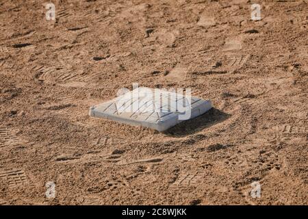 Blick auf die erste Basis in einem Baseballdiamanten in einem Stadtpark Stockfoto