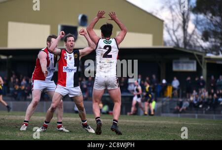 Der Spieler Stephen Murray aus der Region Victorian Saints feiert mit seinen Teamkollegen nach einem erfolgreichen Torschuss gegen die Mansfield Eagles Stockfoto