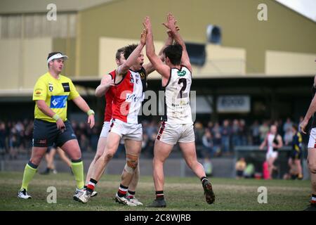 Der Spieler Stephen Murray aus der Region Victorian Saints feiert mit seinen Teamkollegen nach einem erfolgreichen Torschuss gegen die Mansfield Eagles Stockfoto