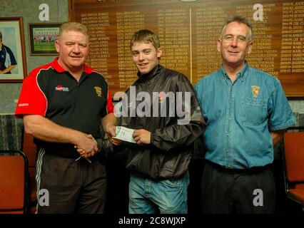 Wales und Britische und Irische Löwen haben sich 2007 bei einer Präsentation in seinem Junior Rugby Club, Gorseinon RFC, als er noch ein Jugendspieler war, voll auf Leigh Halfpenny gekuschzt. Stockfoto