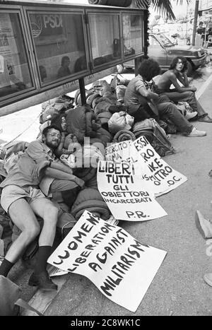 - friedensmarsch vor dem Militärgefängnis Peschiera (juni 1975) - marcia della Pace davanti al carcere militare di Peschiera (giugno 1975) Stockfoto