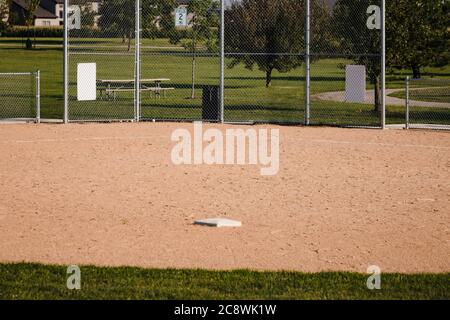 Blick auf die zweite Basis in einem Baseballdiamanten in einem Stadtpark Stockfoto