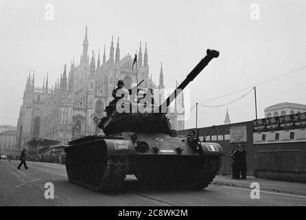 Mailand (Italien), Militärparade auf dem Duomo-Platz zum 100. Geburtstag des Armeekorps der 3dt (November 1984) Stockfoto