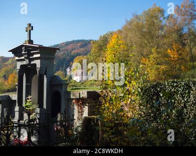 Familiengruft im Dorffriedhof mit Blick auf die Herbstlandschaft und Barockkapelle in luzicke hory in tschechien Stockfoto