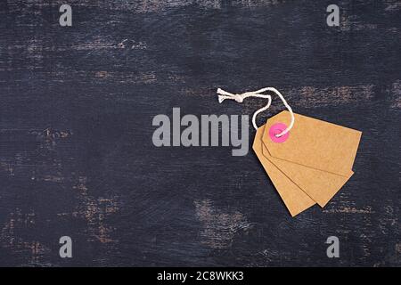 Leeres Label-Tag auf schwarzem Hintergrund isoliert. Preisschild. Verkaufskonzept. Stockfoto