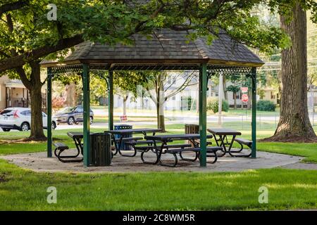 Der kleine Pavillon im Stadtpark ist bereit für einen Picknicktag Stockfoto